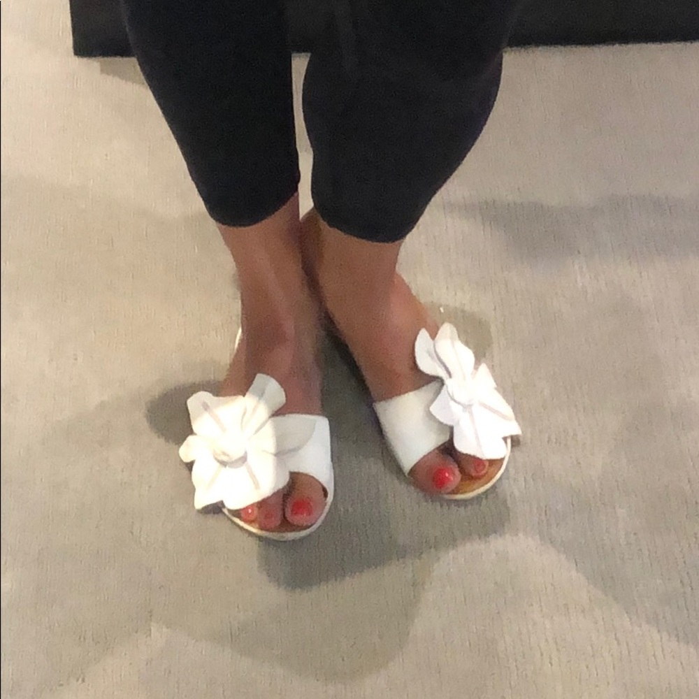 Gorgeous Born brand leather flower slides sz11